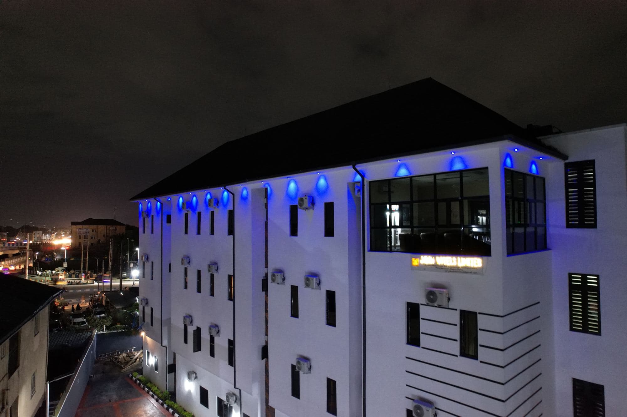 Javin Hotels at night